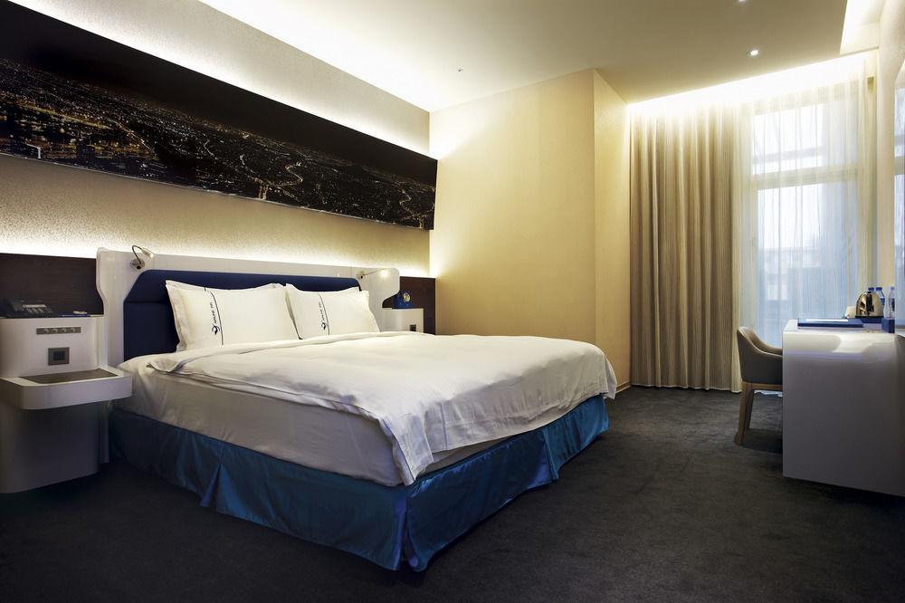 Airline Inn Green Park Way Taichung Exterior photo