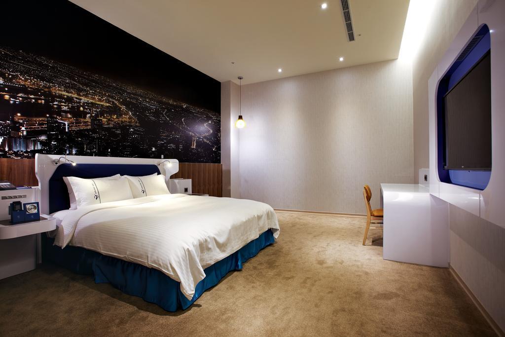 Airline Inn Green Park Way Taichung Exterior photo
