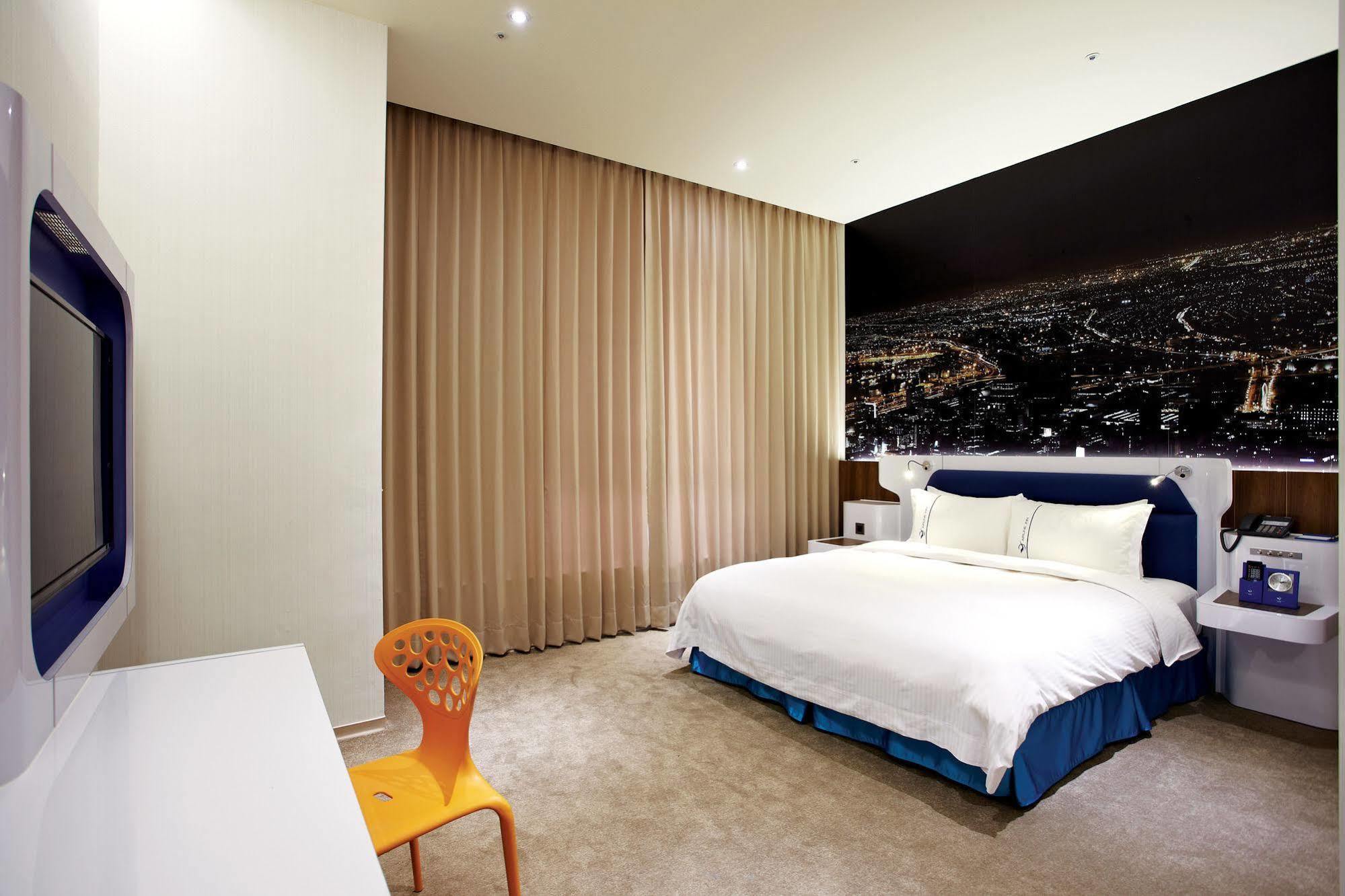 Airline Inn Green Park Way Taichung Exterior photo